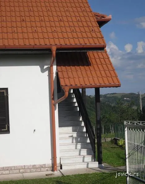 Oluci montirani na porodičnoj kući